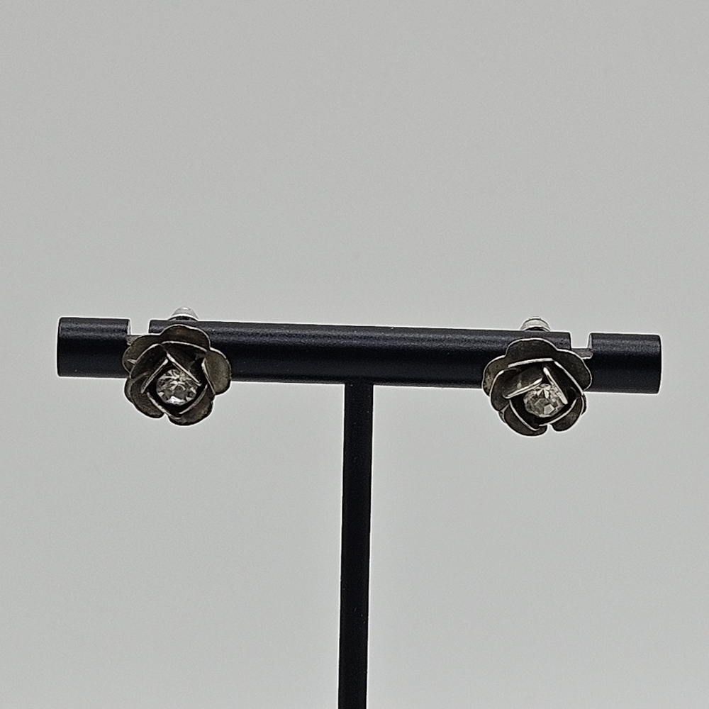 silver tone flower stud earrings with clear crystal center